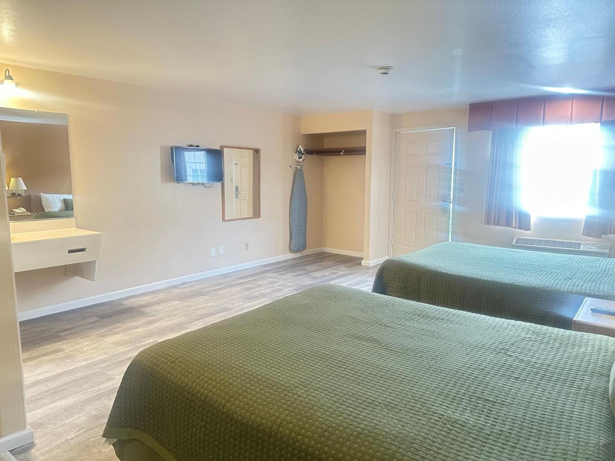 Royal Inn Уотсънвил Екстериор снимка